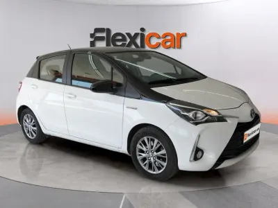Usado Toyota Yaris Hybrid Active 100 CV (73 kW) 2019 Blanco Berlina