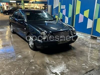 Usado Mercedes E320 Avantgarde 220 CV (161 kW) 1997 Azul Berlina