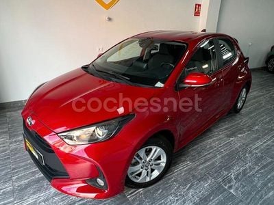 Rojo Usado 2023 Toyota Yaris Hybrid Business Edition Berlina | 16.990 € (Super precio)