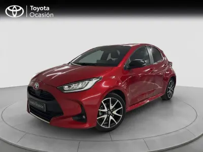 Usado Toyota Yaris Hybrid Plus 116 CV (85 kW) 2022 Rojo emocion Berlina