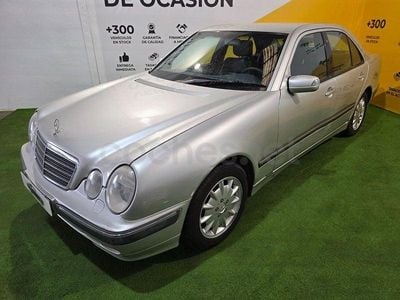 Usado Mercedes E240 Elegance 170 CV (125 kW) 2000 Gris / plata Berlina