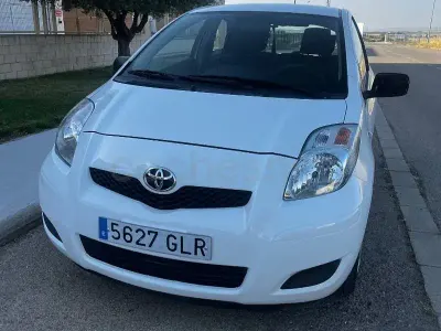 Usado Toyota Yaris Active 69 CV (50 kW) 2009 Blanco Utilitario