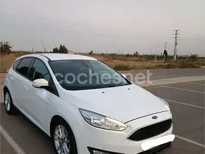 Usado Ford Focus Trend 125 CV (91 kW) 2015 Blanco Berlina