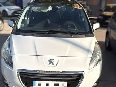 Usado Peugeot 5008 Allure 115 CV (84 kW) 2014 Blanco Monovolumen