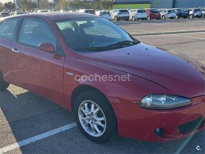 Usado Alfa Romeo 147 Distinctive 120 CV (88 kW) 2005 Rojo Utilitario