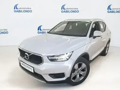 Usado Volvo XC40 Momentum 129 CV (94 kW) 2021 Gris / plata SUV