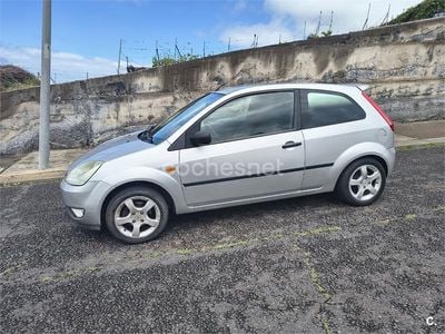 Usado Ford Fiesta Trend 80 CV (58 kW) 2003 Gris / plata Utilitario