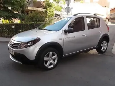 Usado Dacia Sandero Stepway 90 CV (66 kW) 2011 Gris Utilitario