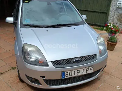 Usado Ford Fiesta 70 CV (51 kW) 2007 Gris / plata Utilitario