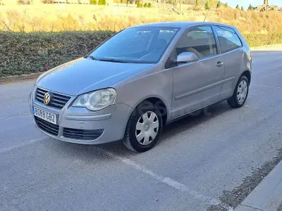 Usado VW Polo Advance 85 CV (62 kW) 2009 Gris / plata Utilitario