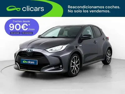 Usado Toyota Yaris Hybrid Plus 75 CV (55 kW) 2021 Gris Berlina