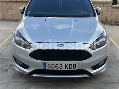 Usado Ford Focus Trend 125 CV (91 kW) 2017 Gris / plata Berlina