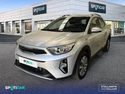 Usado Kia Stonic 100 CV (73 kW) 2024 Gris / plata SUV