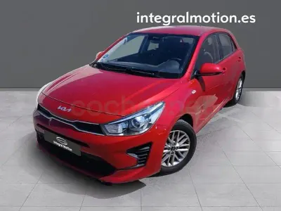 Usado Kia Rio 100 CV (73 kW) 2022 Rojo Berlina