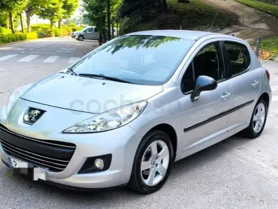 Usado Peugeot 207 92 CV (67 kW) 2010 Gris / plata Berlina