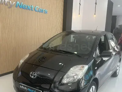 Usado Toyota Yaris Live 69 CV (50 kW) 2011 Gris / plata Utilitario
