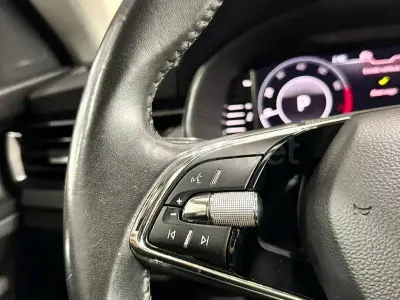 Usado Skoda Kamiq Ambition 110 CV (80 kW) 2021 Blanco SUV