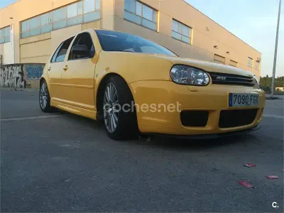 Usado VW Golf IV R 241 CV (177 kW) 2003 Amarillo Berlina