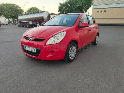 Usado Hyundai i20 Comfort 78 CV (57 kW) 2010 Rojo Utilitario