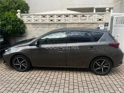 Usado Toyota Auris Hybrid Edition 136 CV (100 kW) 2018 Gris / plata Berlina