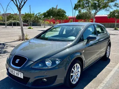Begagnad Seat Leon Style 105 HK (77 kW) 2011 Grå Halvkombi