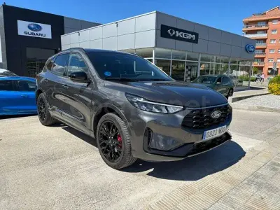 Usado Ford Kuga ST-Line X 243 CV (178 kW) 2025 Gris / plata SUV