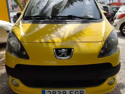 Usado Peugeot 1007 69 CV (50 kW) 2006 Amarillo Monovolumen