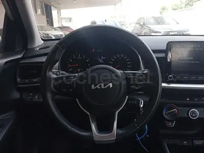Usado Kia Stonic 84 CV (61 kW) 2022 Gris / plata SUV
