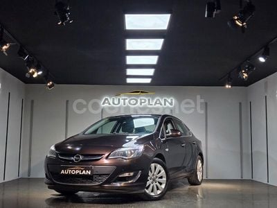 Marrón Usado 2013 Opel Astra Business Berlina | 7990 € (Precio justo)