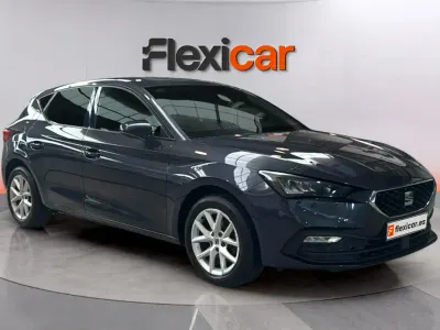 Usado Seat Leon Style 131 CV (96 kW) 2021 Gris Berlina