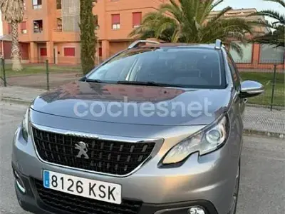 Usado Peugeot 2008 Style 100 CV (73 kW) 2018 Gris / plata SUV