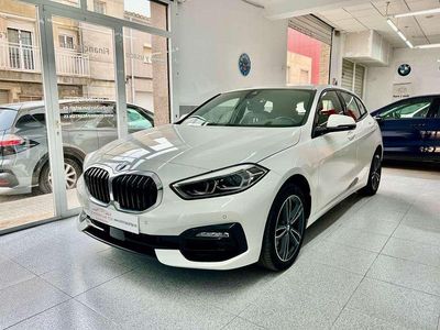 Usado BMW 118 Sport Line 136 CV (100 kW) 2021 Blanco Utilitario