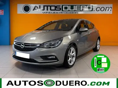 Usado Opel Astra Dynamic 110 CV (80 kW) 2017 Gris / plata Berlina