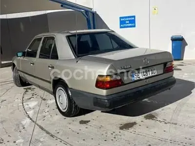 Usado Mercedes 200 132 CV (97 kW) 1988 Beige Berlina