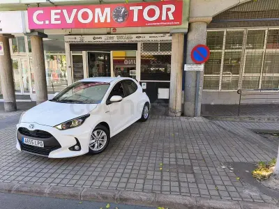 Usado Toyota Yaris Hybrid Active 116 CV (85 kW) 2021 Blanco Berlina