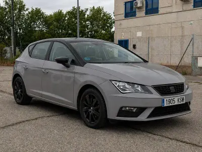 Usado Seat Leon Reference 115 CV (84 kW) 2019 Gris / plata Berlina