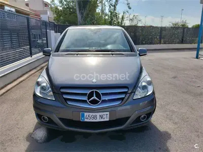 Usado Mercedes B180 Sport Edition 109 CV (80 kW) 2010 Gris / plata Monovolumen