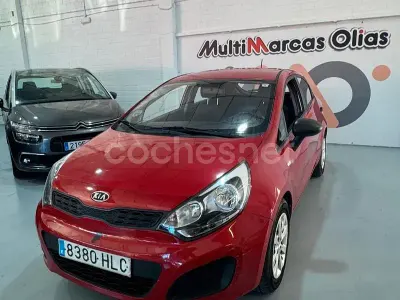 Usado Kia Rio 90 CV (66 kW) 2012 Rojo Berlina