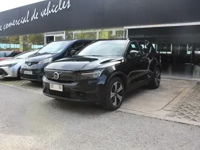 Käytetty Volvo XC40 Core 172 kW (234 HP) 2023 Musta Katumaasturi