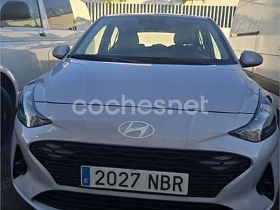 Usado Hyundai i10 67 CV (49 kW) 2025 Gris / plata Utilitario