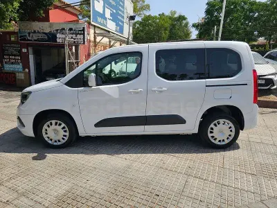 Usado Opel Combo Life Edition 102 CV (75 kW) 2023 Blanco Monovolumen