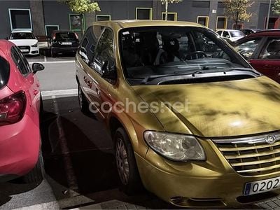 Usado Chrysler Voyager 150 CV (110 kW) 2004 Amarillo Monovolumen