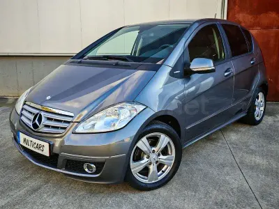 Usado Mercedes A180 116 CV (85 kW) 2011 Gris / plata Utilitario