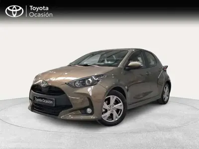 Usado Toyota Yaris Active 116 CV (85 kW) 2025 Marrón Utilitario