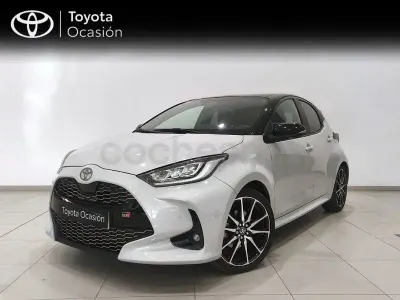 Usado Toyota Yaris Hybrid Plus 130 CV (95 kW) 2024 Gris / plata Berlina