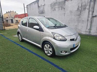 Usado Toyota Aygo Live 68 CV (50 kW) 2011 Gris / plata Utilitario