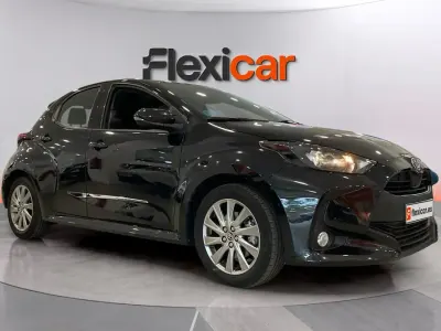 Usado Toyota Yaris Hybrid Active 116 CV (85 kW) 2022 Negro Berlina