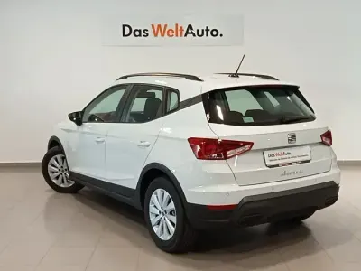 Usado Seat Arona Style Plus 110 CV (80 kW) 2022 Blanco SUV