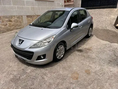 Usado Peugeot 207 Active 70 CV (51 kW) 2012 Gris / plata Berlina