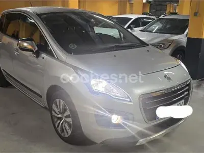 Usado Peugeot 3008 Style 120 CV (88 kW) 2015 Gris / plata Familiar